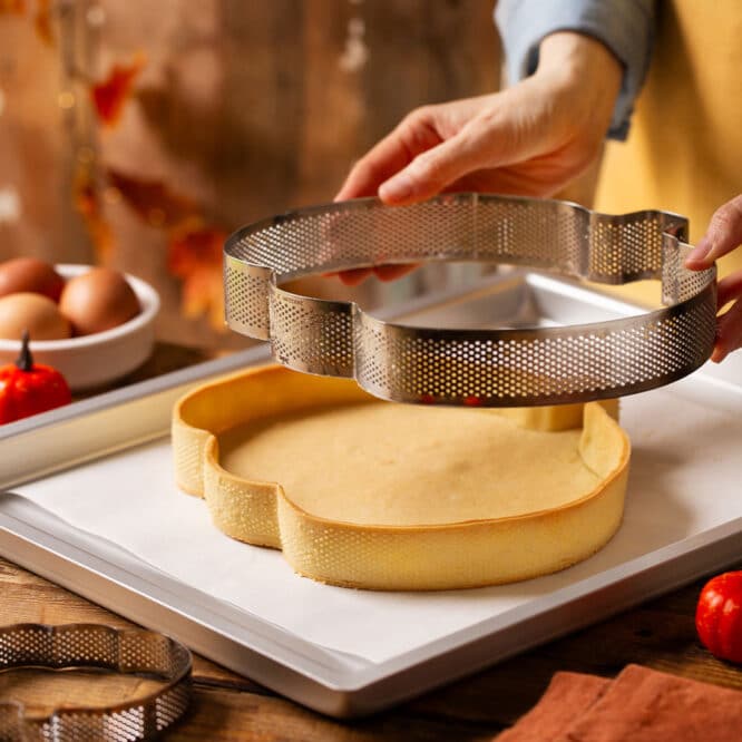 Sagoma microforata a zucca utilizzata per una base di pasta frolla