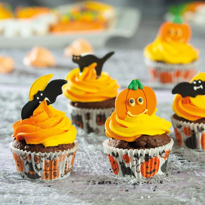 Cupcakes decorati con zucche, pipistrelli e gatti in zucchero