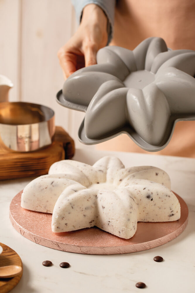 Preparazione del semifreddo con Mix Decora – versamento nello stampo