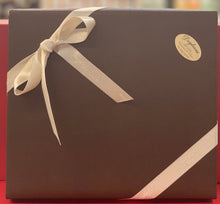 Carica l&#39;immagine nel visualizzatore di Gallery, Scatola 24 Praline di Cioccolato
